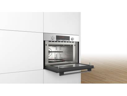 Bosch combination microwave with 900W power and AutoPilot 15 functions