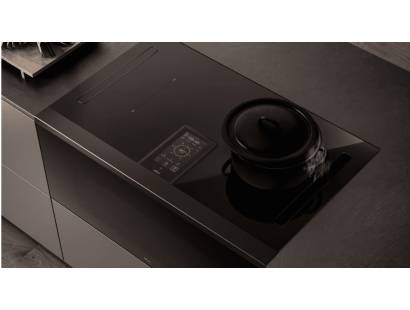 Close-up of Elica Lhov induction hob with active cooking zones and pot detection