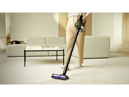 Dyson V8 cordless vacuum with Motorbar cleaner head