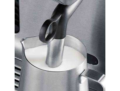 Hands-free milk texturing with Sage Oracle Touch steam wand