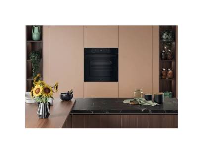 Hotpoint oven with removable Click & Clean door for easy maintenance