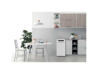 Indesit IN2FD10CS70WUK Slimline Dishwasher in Roomset