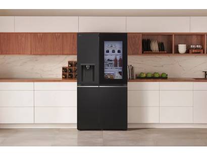 LG NatureFRESH fridge freezer with DoorCooling Plus - room view