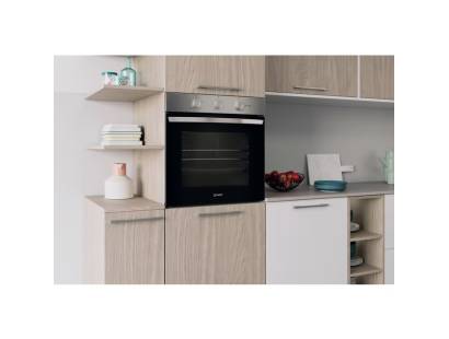 Lifestyle image of Indesit IO232HXUK installed in a modern stainless steel kitchen