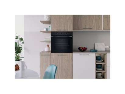 Lifestyle image of Indesit IO233BUK installed in a modern black kitchen
