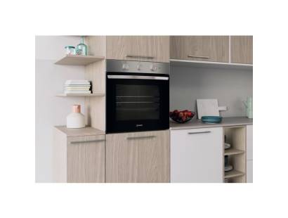 Lifestyle image of Indesit IO233XUK integrated into a modern kitchen setting