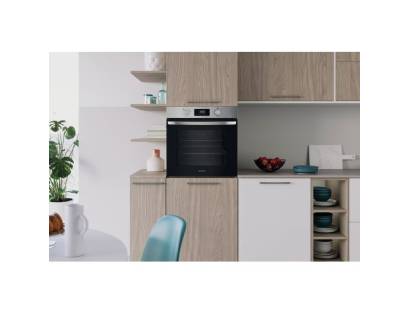 Lifestyle image of Indesit IO253XUK installed in a contemporary stainless steel kitchen
