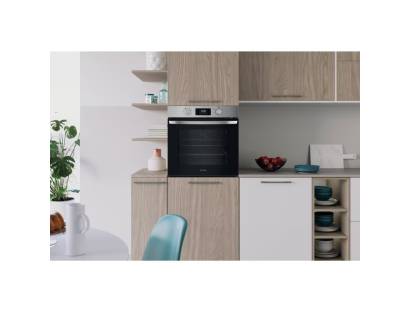Lifestyle image of Indesit IO278P1XUK installed in a modern stainless steel kitchen