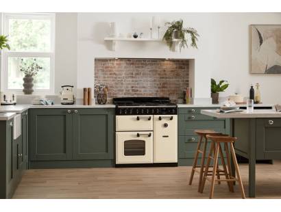 Roomset view of Rangemaster Classic Deluxe 90 induction with telescopic shelves and Handyrack roasting tray