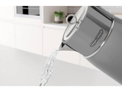 The Morphy Richards 100705 Signature Matt Jug Kettle being poured